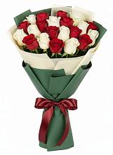 Букет Микс из красных и белых роз в Старобалтачево