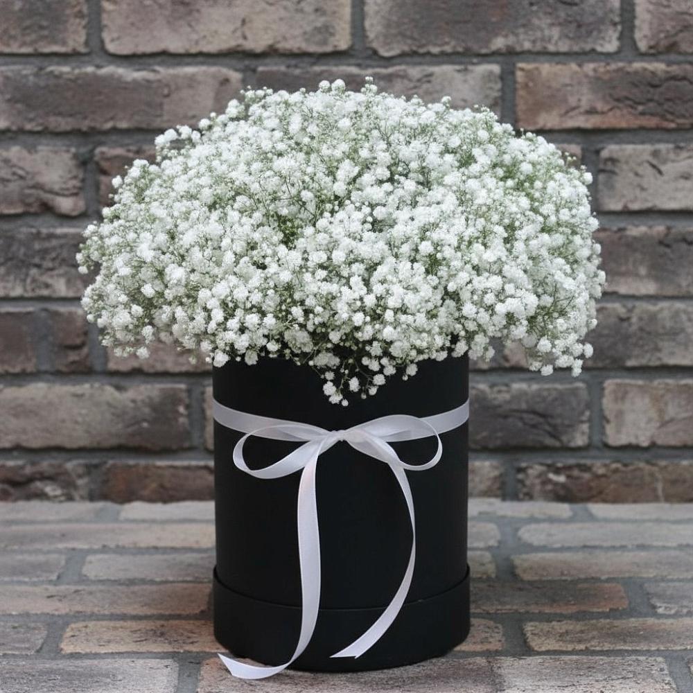 Цветочная композиция из Гипсофила в шляпной коробке в Старобалтачево