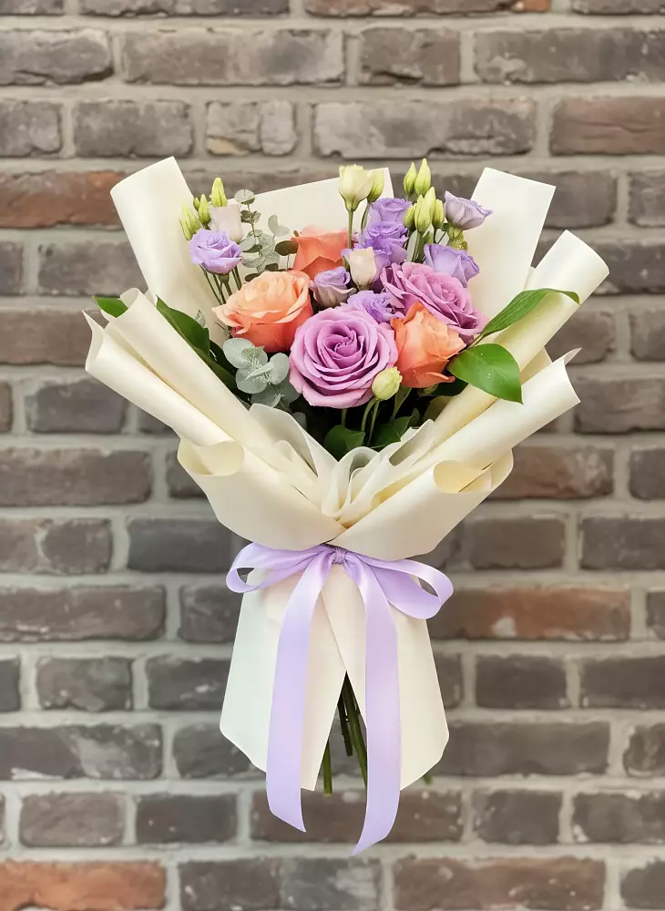 Букет цветов из: Лизиантусы и Розы в Старобалтачево