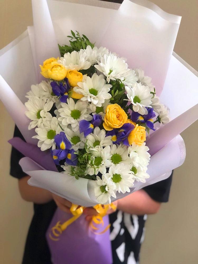 Букет цветов из: Ирисы, Хризантемы и Розы в Старобалтачево
