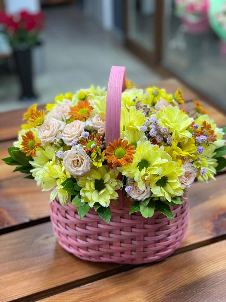 Цветочная композиция из Хризантемы и Розы в корзине в Старобалтачево