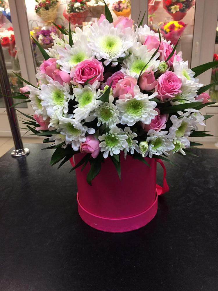 Цветочная композиция из Розы и Хризантемы в шляпной коробке в Старобалтачево