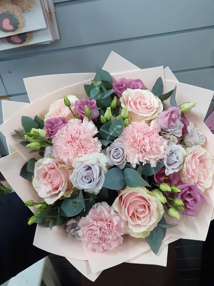 Букет цветов из: Розы, Гвоздики и Лизиантусы в Старобалтачево